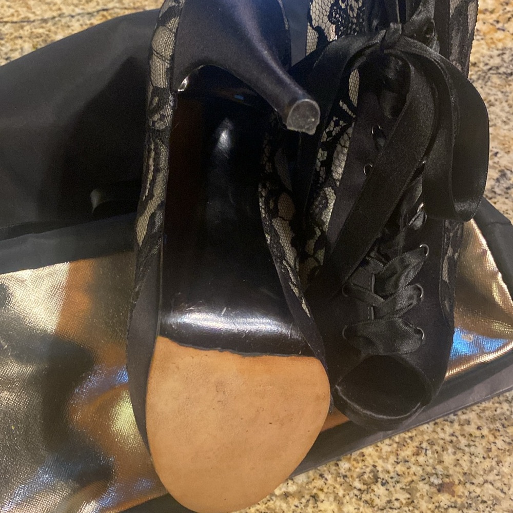 Stuart Weitzman - Picture 7 of 16